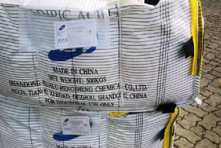 Dal petrolio al nylon: il viaggio dell'acido adipico nella produzione di fibre sintetiche